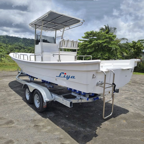 Открытый катер c подвесным мотором - Panga boat 760 - Qingdao Lian Ya Boat Co.,Ltd. - с центральной консолью / для спортивной рыбалки / из стекловолокна