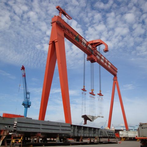 Колесный козловой кран для складирования контейнеров - Konecranes - на направляющей