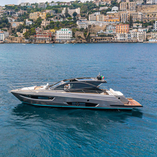 Спортивная моторная яхта - COUPÈ 58 - RIO YACHTS - традиционная / открытая / с откидным верхом