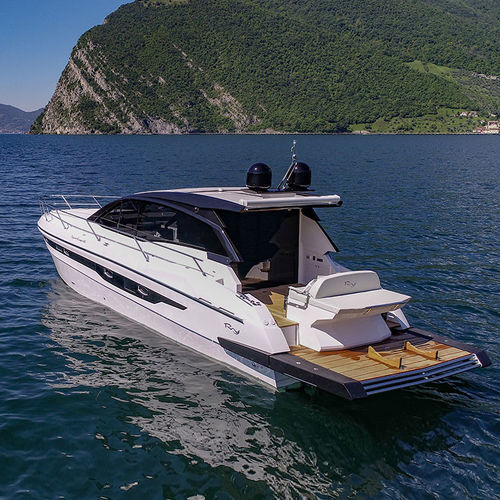 Быстроходный катер с внутренним мотором - COUPÈ 44 - RIO YACHTS - двухмоторный / с рулевой рубкой / для водных лыж