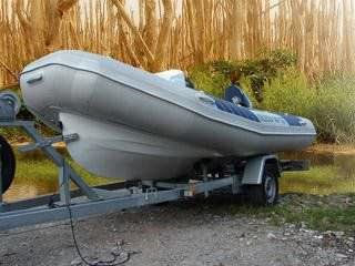 Надувная лодка c подвесным мотором - Marlin - 480 - RIKU-Küffer - полужесткая / с рулевой консолью / для рыбной ловли