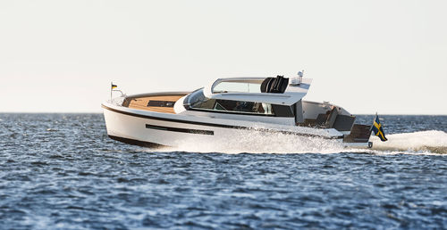Быстроходный катер с внутренним мотором - 33 coupé - Delta POwerboats - двухмоторный / хардтоп / 2 каюты