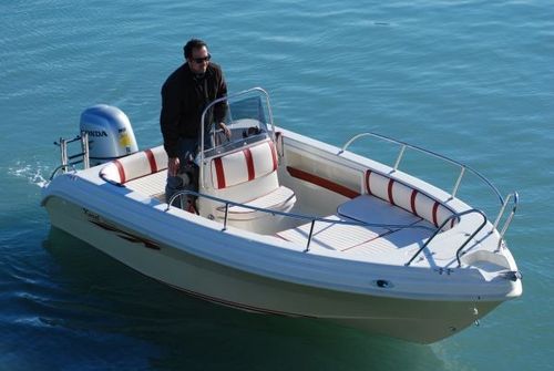 Открытый катер c подвесным мотором - 500 & 530 OPEN - Karel Boats - с центральной консолью / для спортивной рыбалки / макс. 6 человек