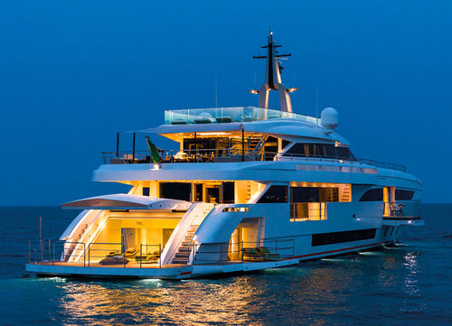 Круизная мега-яхта - 150 - WIDER Yachts - с приподнятой рулевой рубкой / электрическая / 5 кают