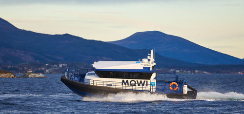 Профессиональный катер профессиональное рыболовное судно - 37 MK3 SEAWORK SHUTTLE - HUKKELBERG BOATS - водомет для установки на борту / внутренняя поворотно-откидная колонка / из алюминия