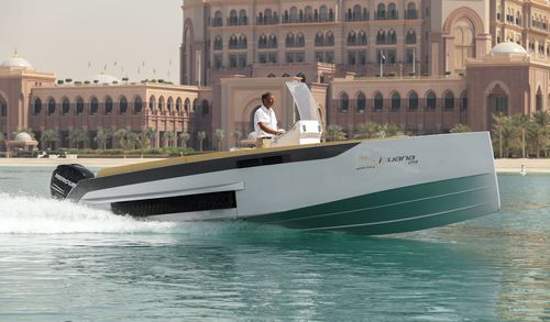 Открытый катер c подвесным мотором - Original - Iguana Yachts - корпус глиссирующего типа / с центральной консолью / макс. 8 человек