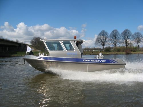 Открытый катер c подвесным мотором - 700 Cabin - Tinn-Silver aluminium boats - с внутренним мотором / с закрытым кокпитом / из алюминия