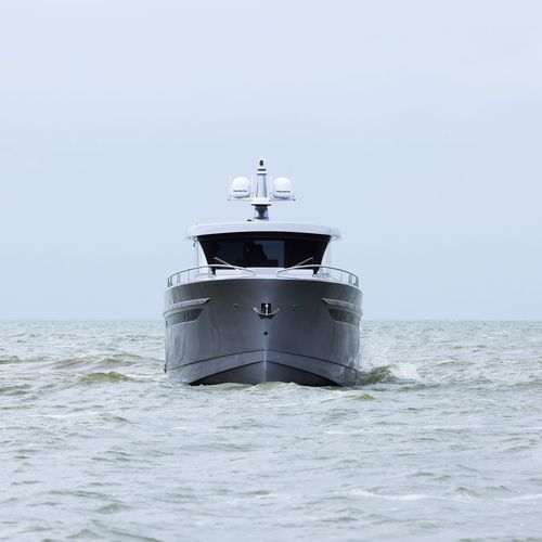 Круизная моторная яхта - UNIQUE - Steeler Yachts - с рулевой рубкой / POD IPS / 2 каюты