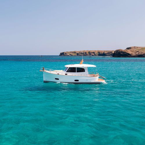 Быстроходный катер с внутренним мотором - MENORQUÍN 34 - Sasga Yachts - дизельный / с закрытым кокпитом / 2 каюты