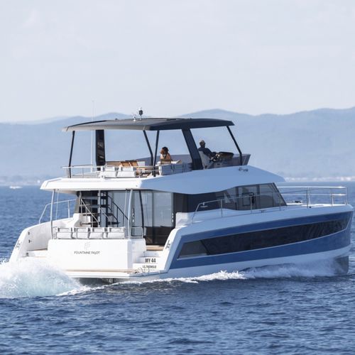 Быстроходный катер катамаран - MY 44 - Fountaine Pajot Motor Yachts - с внутренним мотором / двухмоторный / с флайбриджем
