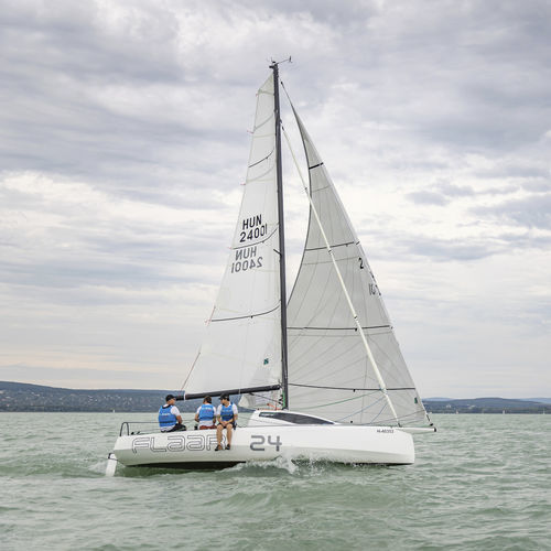Круизный парусник - Flaar 24 - Flaar Performance Sailing - гоночный / 1 каюта / из карбона