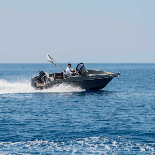 Открытый катер c подвесным мотором - NIREUS Ω53 ESCAPE - LGK MARINE - с центральной консолью / макс. 8 человек / солнечная ванна