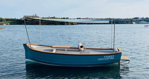Ботик с внутренним мотором - reBot 5 - reBot Yachts S.L. - электрический / открытый / макс. 5 человек