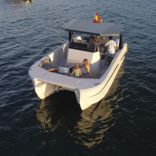 Открытый катер катамаран - K 28 - Kattum Yachts - c подвесным мотором / двухмоторный / с центральной консолью