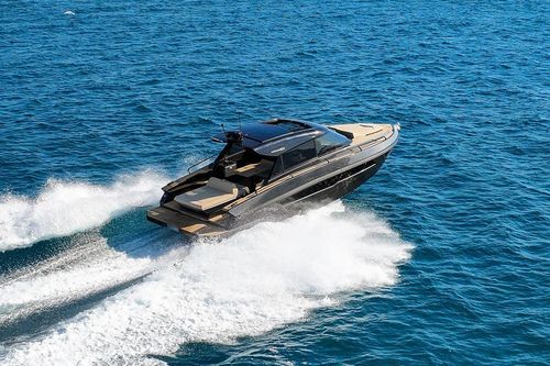 Быстроходный катер с внутренним мотором - 3X - Focus Motor Yachts - двухмоторный / хардтоп / спортивный