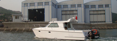 Быстроходный катер катамаран - aurora (dalian) yachts co ltd - с внутренним мотором / двухмоторный / хардтоп
