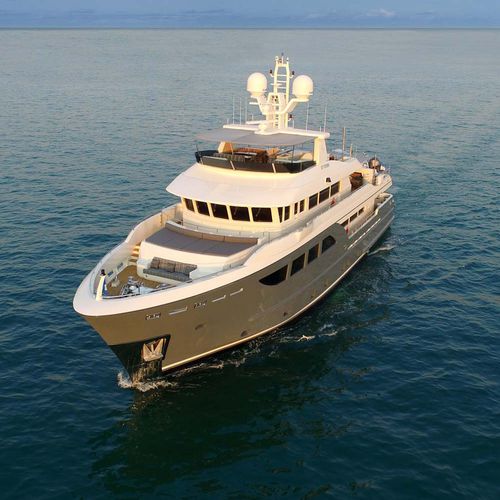 Круизная супер-яхта - STORM - Cantiere Delle Marche - с приподнятой рулевой рубкой