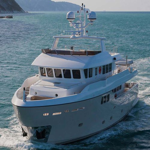 Круизная моторная яхта - PERCHERON - Cantiere Delle Marche - с приподнятой рулевой рубкой