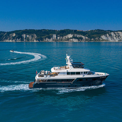 Круизная супер-яхта - DARWIN CLASS - Cantiere Delle Marche - с рулевой рубкой / 5 кают / 4 каюты