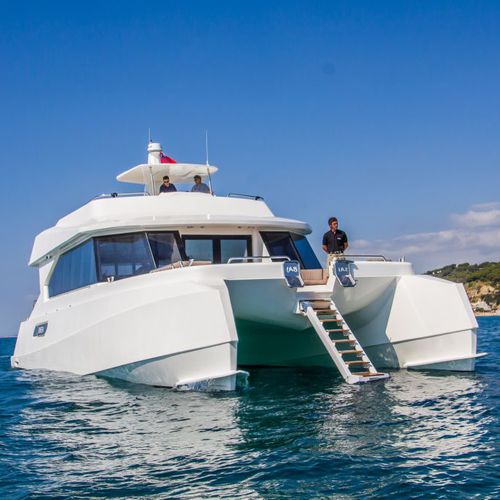 Моторная яхта катамаран - 2400 - 2100  - ARESA SHIPYARD - круизная / с флайбриджем / гибридная