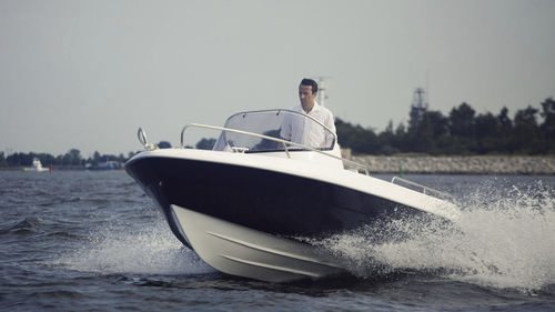 Открытый катер c подвесным мотором - 555 Open - Admiral Boats S.A. - с боковой консолью / макс. 6 человек / солнечная ванна
