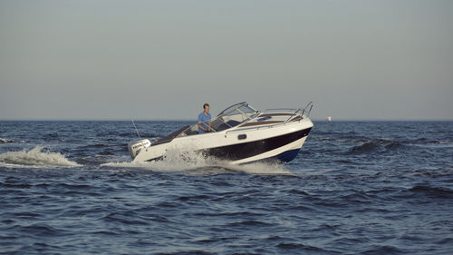 Моторная лодка с каютой c подвесным мотором - 660 Cabin - Admiral Boats S.A.