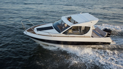 Прогулочный катер с каютой c подвесным мотором - 760 HTS  - Admiral Boats S.A. - хардтоп / с закрытым кокпитом / макс. 8 человек