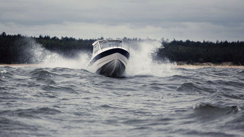 Прогулочный катер с каютой c подвесным мотором - Tuna 665 PilotHouse - Admiral Boats S.A. - хардтоп / для спортивной рыбалки / макс. 8 человек