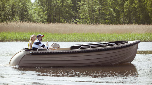 Небольшой катер с внутренним мотором - Admiral 570 Lifestyle - Admiral Boats S.A. - электрический / с двойной консолью / макс. 6 человек