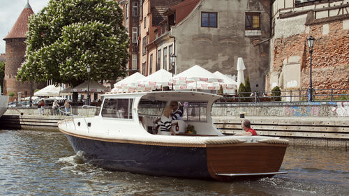 Прогулочный катер с каютой с внутренним мотором - Admiral 940 Cabin - Admiral Boats S.A. - хардтоп / макс. 10 человек / традиционный