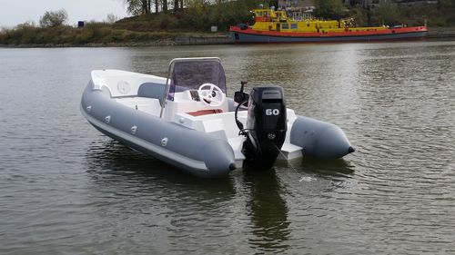 Надувная лодка c подвесным мотором - Admiral 460 R - Admiral Boats S.A. - полужесткая / с центральной консолью / макс. 6 человек