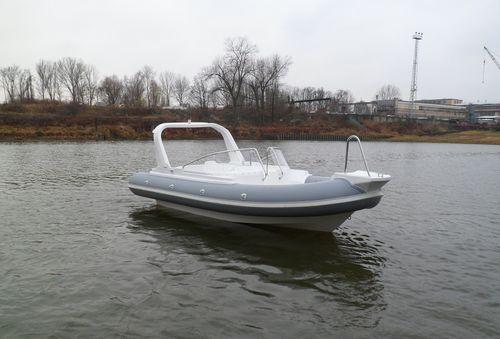 Надувная лодка c подвесным мотором - Admiral 520 RT - Admiral Boats S.A. - полужесткая / с боковой консолью / макс. 8 человек