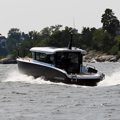 Прогулочный катер с каютой с внутренним мотором - EXPLR 10 S+ IB - XO Boats - хардтоп / из алюминия / макс. 10 человек