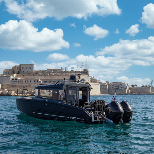 Прогулочный катер с каютой c подвесным мотором - EXPLR 10 + - XO Boats - двухмоторный / с закрытым кокпитом / спортивный