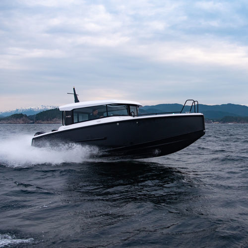 Прогулочный катер с каютой c подвесным мотором - EXPLR 9 - XO Boats - с закрытым кокпитом / из алюминия / макс. 8 человек