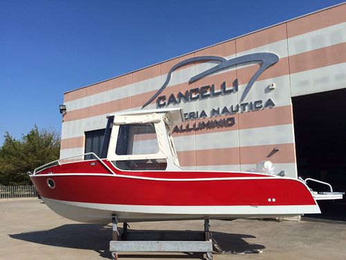 Рыболовно-прогулочный катер c подвесным мотором - 700 MAX - NAUTICA CANCELLI CESARE - с рулевой рубкой / из алюминия / солнечная ванна