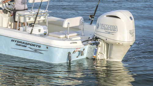 Судно для плавания в закрытых водах c подвесным мотором - 23 Bay - HydraSports Custom Boats - с центральной консолью / для спортивной рыбалки / Т-образная верхняя часть