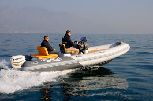Надувная лодка c подвесным мотором - MV 18 TECHNOLOGY - MVMARINE SRL  - полужесткая / с центральной консолью / открытая