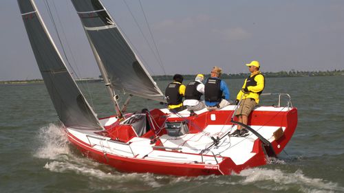 Парусник спортивная килевая яхта - 23R - Fareast Boats - гоночный / бушприт