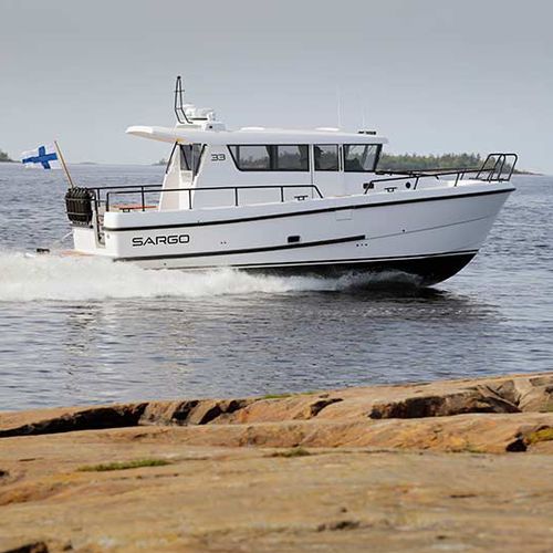 Быстроходный катер с внутренним мотором - 33 - SARGO BOATS / Sarins Batar Oy Ab - двухмоторный / хардтоп / 2 каюты