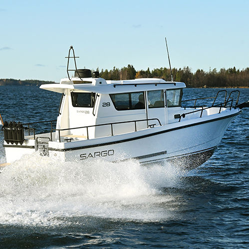Прогулочный катер с каютой с внутренним мотором - 28  - SARGO BOATS / Sarins Batar Oy Ab - с рулевой рубкой / 2 каюты / 2 спальных места