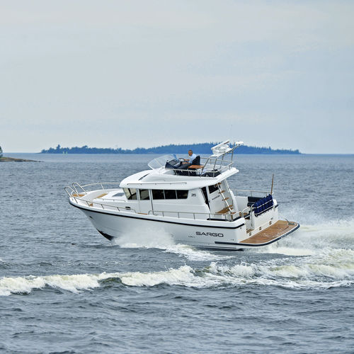 Быстроходный катер с внутренним мотором - 36  - SARGO BOATS / Sarins Batar Oy Ab - двухмоторный / корпус водоизмещающего типа / с флайбриджем