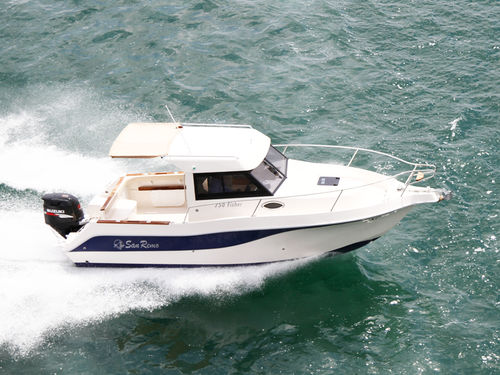 Прогулочный катер с каютой c подвесным мотором - 750 Fisher Lux - San Remo Boats - хардтоп / для спортивной рыбалки / 2 спальных места