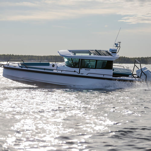 Прогулочный катер с каютой c подвесным мотором - 28 - Axopar Boats Oy - с рулевой рубкой / макс. 6 человек / макс. 9 человек