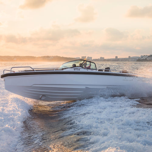 Открытый катер c подвесным мотором - 28  - Axopar Boats Oy - с центральной консолью / для водных лыж / круизный