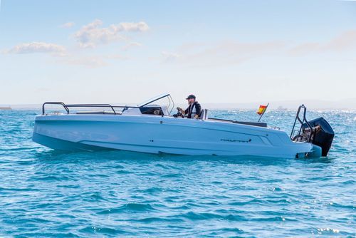 Прогулочный катер с каютой c подвесным мотором - 25 CROSS BOW - Axopar Boats Oy - с выдвижной секцией / открытый / с центральной консолью