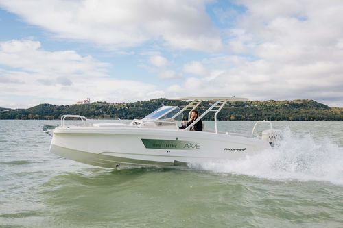 Открытый катер c подвесным мотором - AX/E 25 - Axopar Boats Oy - электрический / с центральной консолью / высокоэффективный
