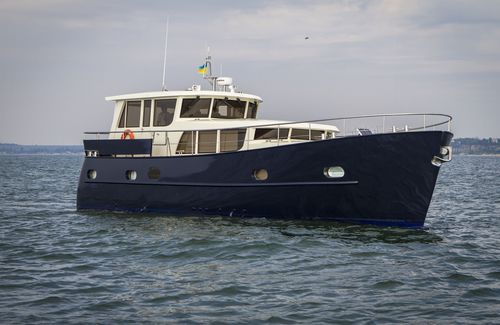 Быстроходный катер с внутренним мотором - 50 Explorer - Sigo Marine Ltd - корпус водоизмещающего типа / из стали / 3 каюты