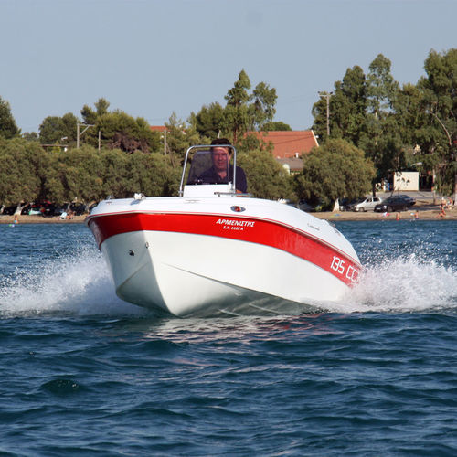 Открытый катер c подвесным мотором - 135cc - Compass Boats - с центральной консолью / для спортивной рыбалки / макс. 4 человека