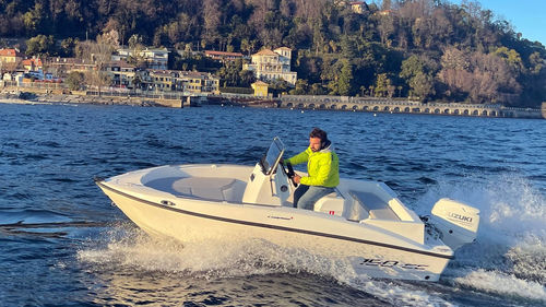 Открытый катер c подвесным мотором - 150cc - Compass Boats - с центральной консолью / спортивный / макс. 5 человек